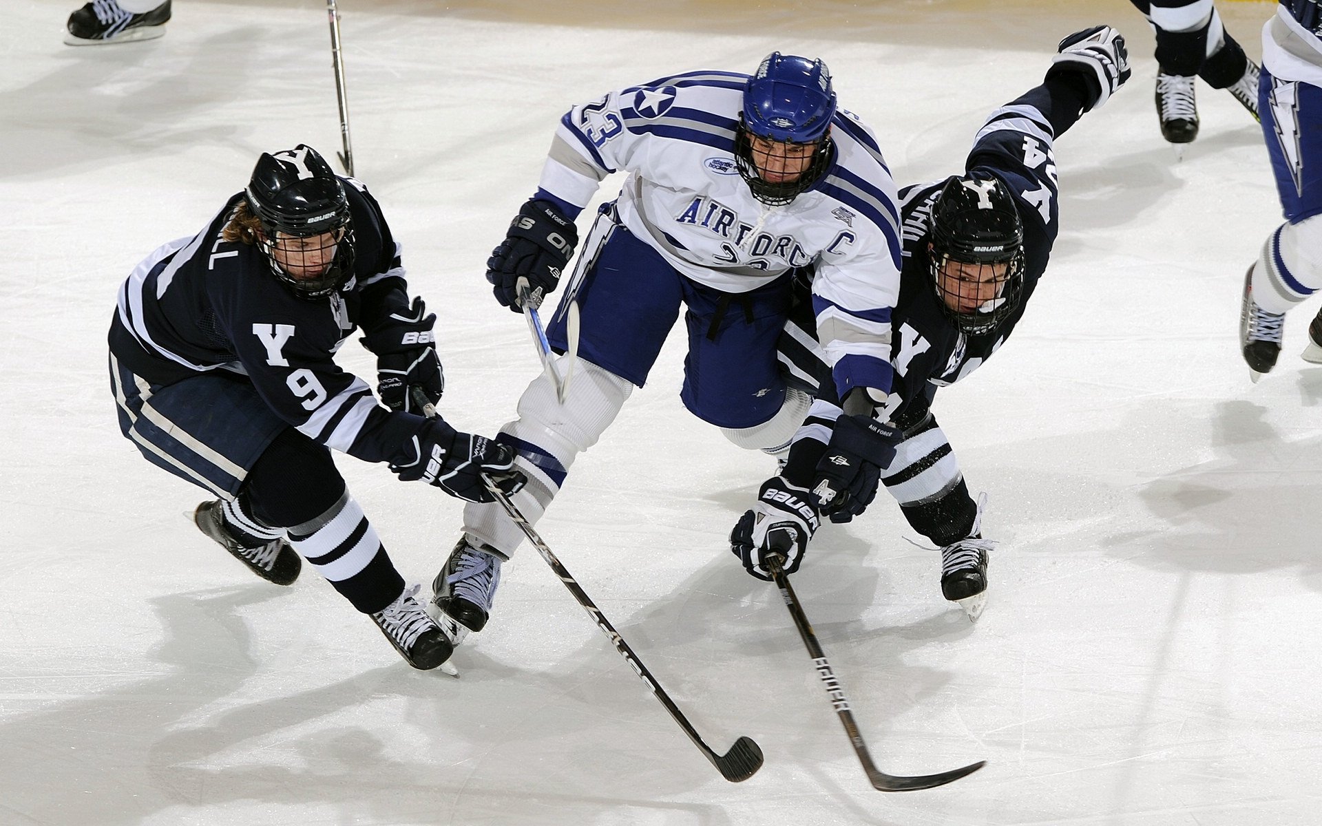 九游娱乐-纽卡斯尔中锋背身支点作用明显，纽卡斯尔主客场球衣